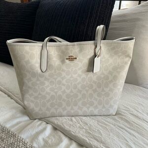 Coach Signature City Tote Glacier White